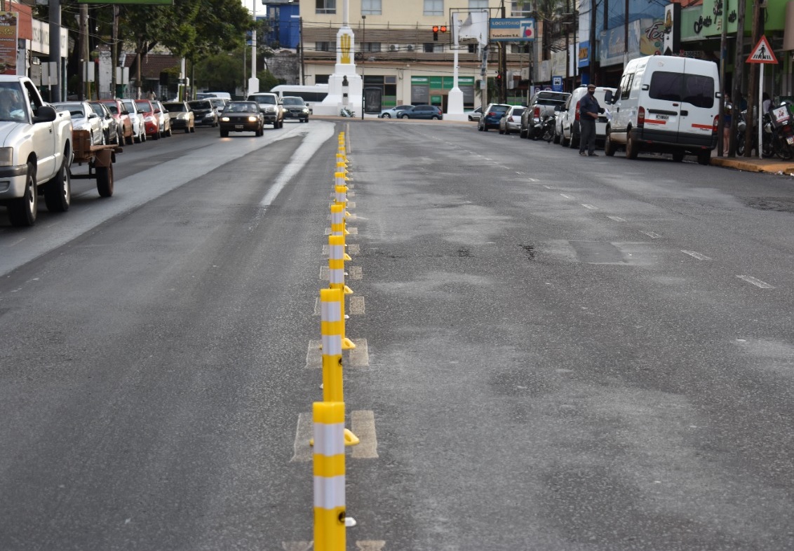 Instalan separadores viales sobre la avenida Uruguay